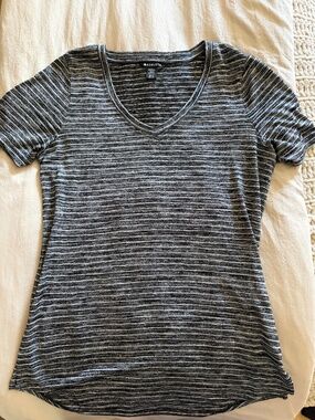 Athleta breezy V neck stripe tee, black and white, size Medium Tall